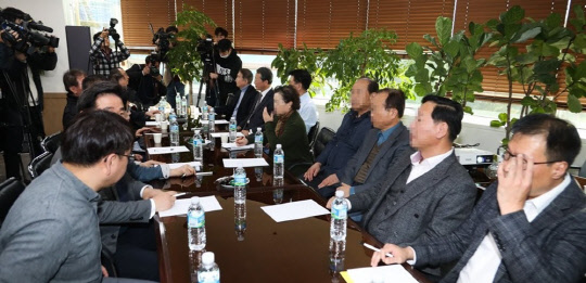 지난 7일 주거환경연합 전국 20여 개 재개발·재건축 조합과 조합 추진위원회 관계자들이 민간택지 분양가상한제 향후 대응 방안에 관해 회의를 진행하고 있다.<연합뉴스>